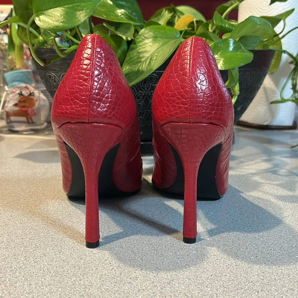 Rampage sz 10 Women's Red, Faux Alligator Pumps with 4” Heels